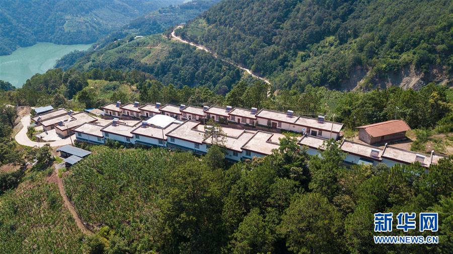 （在習(xí)近平新時代中國特色社會主義思想指引下&mdash;&mdash;新時代新作為新篇章&middot;總書記關(guān)心的百姓身邊事&middot;圖文互動）（1）&ldquo;四好農(nóng)村路&rdquo;：通向幸福，通向遠(yuǎn)方