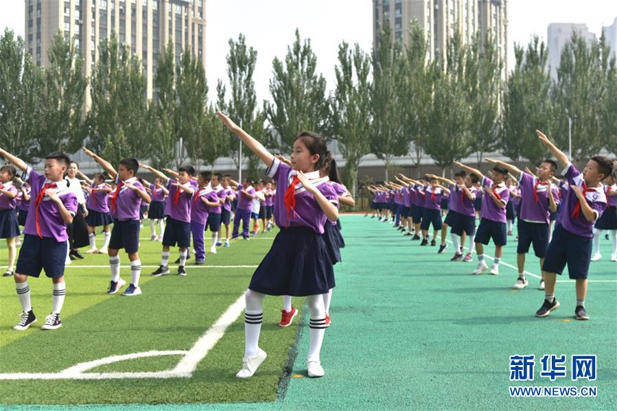 （體育&middot;圖文互動）（1）（在習(xí)近平新時代中國特色社會主義思想指引下&mdash;&mdash;新時代新作為新篇章&middot;總書記關(guān)心的百姓身邊事）奔跑吧，少年！&mdash;&mdash;體育讓孩子們插上強(qiáng)壯的翅膀（配本社同題文字稿）