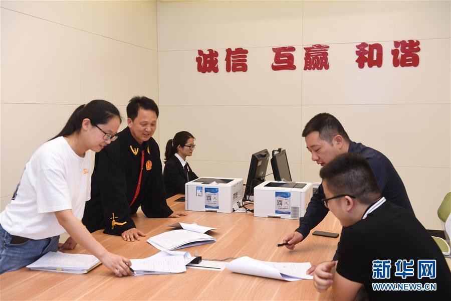 （新華全媒頭條&middot;圖文互動(dòng)）（8）開啟法治中國(guó)新時(shí)代&mdash;&mdash;以習(xí)近平同志為核心的黨中央推進(jìn)全面依法治國(guó)紀(jì)實(shí)