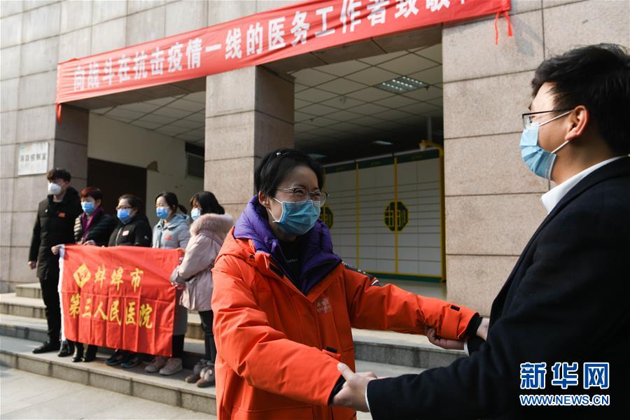 （在習(xí)近平新時(shí)代中國(guó)特色社會(huì)主義思想指引下&mdash;&mdash;新時(shí)代新作為新篇章&middot;習(xí)近平總書(shū)記關(guān)切事&middot;圖文互動(dòng)）（7）當(dāng)億萬(wàn)只手緊握在一起&hellip;&hellip;&mdash;&mdash;戰(zhàn)&ldquo;疫&rdquo;一線(xiàn)感受中國(guó)力量