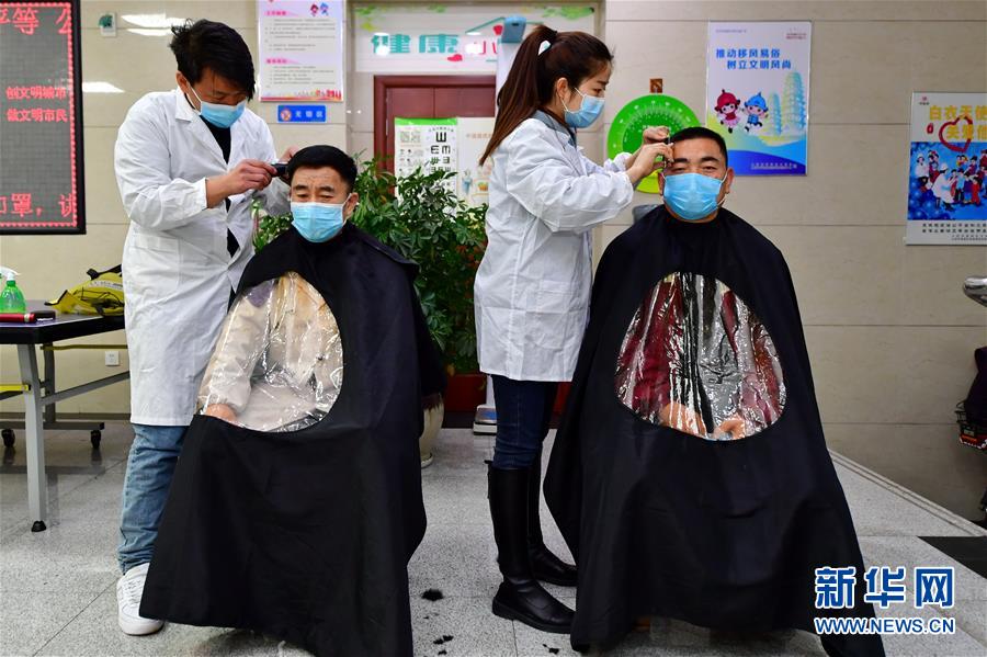 (在習(xí)近平新時(shí)代中國(guó)特色社會(huì)主義思想指引下——新時(shí)代新作為新篇章·習(xí)近平總書記關(guān)切事·圖文互動(dòng))(3)戰(zhàn)“疫”中的“凡人微光”