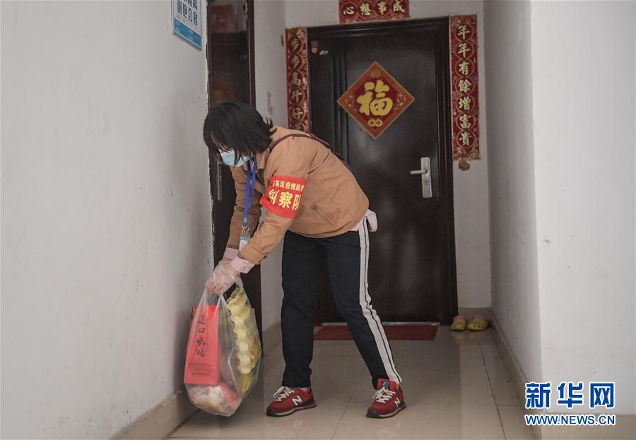 （在習近平新時代中國特色社會主義思想指引下&mdash;&mdash;新時代新作為新篇章&middot;習近平總書記關切事）（2）&ldquo;平凡英雄&rdquo;的力量&mdash;&mdash;致敬堅守戰(zhàn)&ldquo;疫&rdquo;一線的社區(qū)工作者 