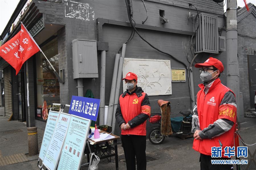 （習近平致敬的戰(zhàn)&ldquo;疫&rdquo;英雄&middot;社區(qū)工作者篇&middot;圖文互動）（5）他們，堅守一線戰(zhàn)風雨