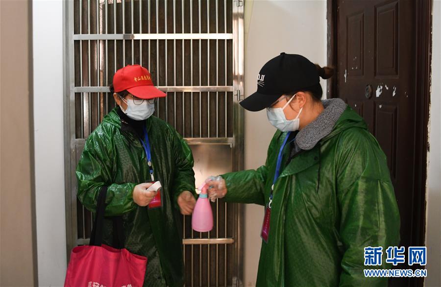 （習近平致敬的戰(zhàn)&ldquo;疫&rdquo;英雄&middot;社區(qū)工作者篇&middot;圖文互動）（9）他們，堅守一線戰(zhàn)風雨