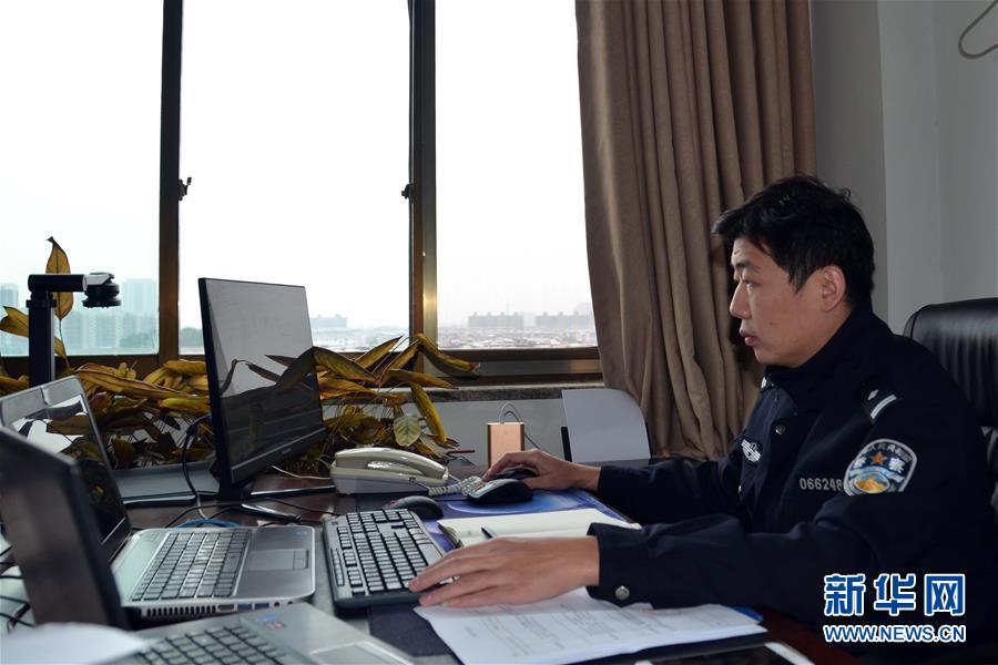 （習(xí)近平致敬的戰(zhàn)&ldquo;疫&rdquo;英雄&middot;公安干警篇&middot;圖文互動(dòng)）（8）他們，抗疫一線鑄警魂