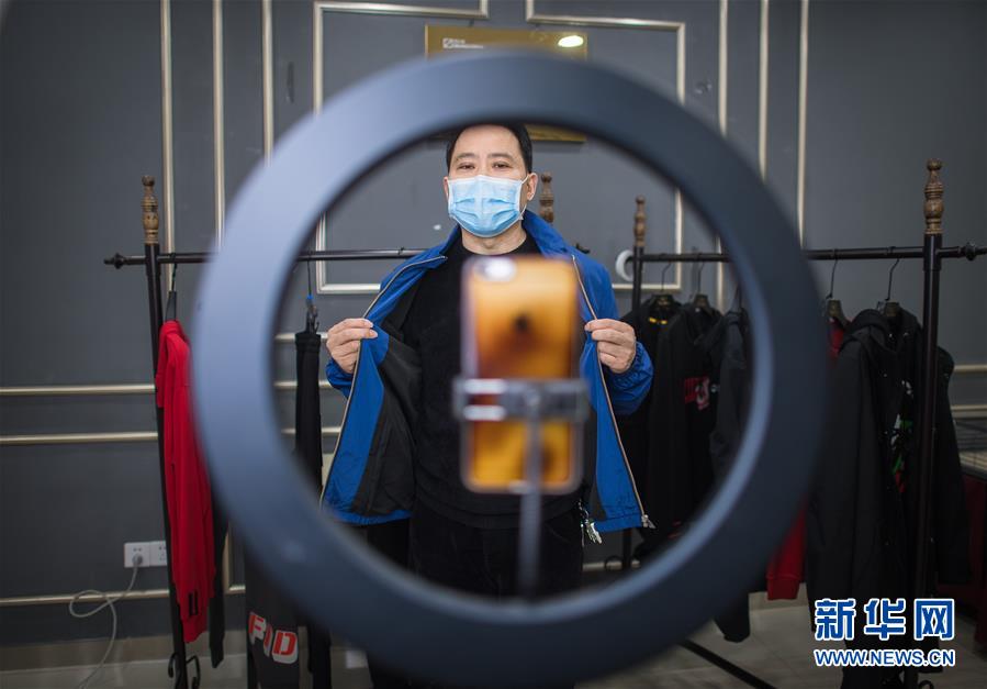 (在習(xí)近平新時代中國特色社會主義思想指引下——新時代新作為新篇章·習(xí)近平總書記關(guān)切事·圖文互動)(3)化“危”為“機(jī)” 念好“新”字訣——各地產(chǎn)業(yè)發(fā)展“新”動向掃描