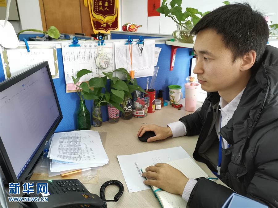 (在習(xí)近平新時(shí)代中國特色社會主義思想指引下——新時(shí)代新作為新篇章·習(xí)近平總書記關(guān)切事·圖文互動(dòng))(5)錘煉意志 輕裝上陣——黨員干部在一線磨礪閃光故事