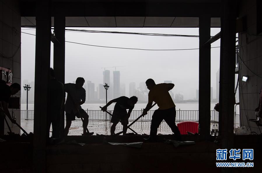 （在習(xí)近平新時代中國特色社會主義思想指引下&mdash;&mdash;新時代新作為新篇章&middot;習(xí)近平總書記關(guān)切事&middot;圖文互動）（3）戰(zhàn)疫魔,斗洪魔&mdash;&mdash;湖北全力應(yīng)對防疫、防汛疊加&ldquo;雙考&rdquo;