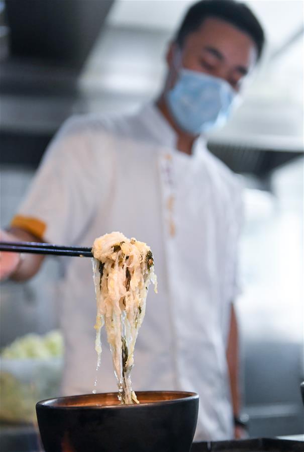 （在習(xí)近平新時代中國特色社會主義思想指引下&mdash;&mdash;新時代新作為新篇章&middot;習(xí)近平總書記關(guān)切事&middot;圖文互動）（1）讓&ldquo;舌尖上的節(jié)約&rdquo;成為習(xí)慣&mdash;&mdash;全社會營造浪費可恥、節(jié)約為榮的氛圍掃描