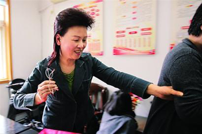 梁慧麗自己帶頭干，身邊人從跟著干到搶著干