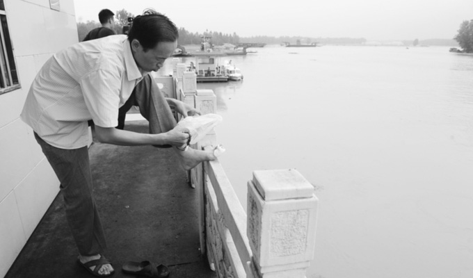 小身板有大力量，拖著腳傷跑新聞