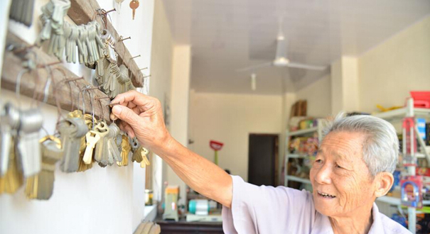 安徽老街頭的鑰匙匠:手藝人的堅(jiān)守 老匠人的傳承