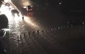 暴雨中的&ldquo;最美人墻&rdquo;找到了！