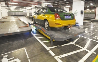 機(jī)器人為司機(jī)&ldquo;自動(dòng)泊車(chē)&rdquo;