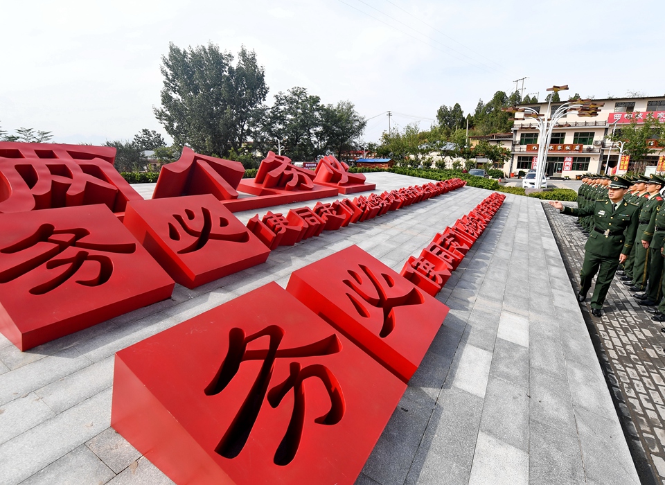 全面從嚴治黨，以更高能力和水平引領新時代