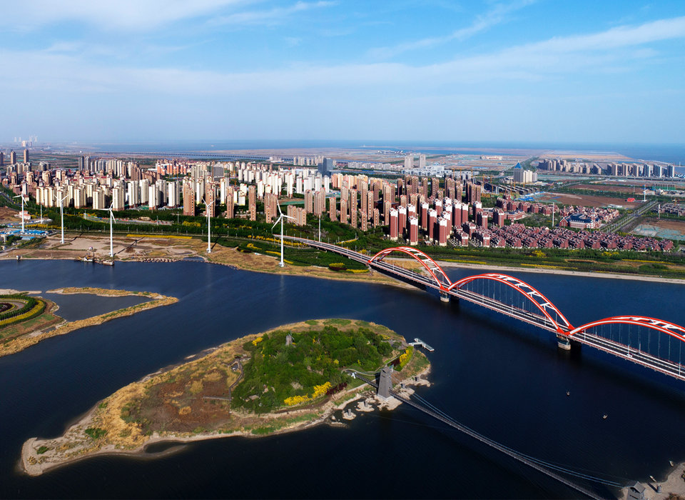 銳意進取，埋頭苦干，向著偉大目標奮力前行