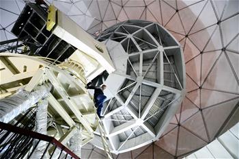 高原戈壁中的&ldquo;巡天者&rdquo;