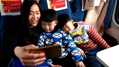 趕往異鄉(xiāng)團聚的&ldquo;小候鳥&rdquo;