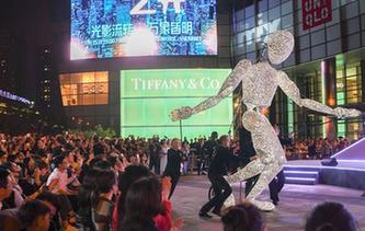 &ldquo;巨型發(fā)光人偶&rdquo;亮相沈陽