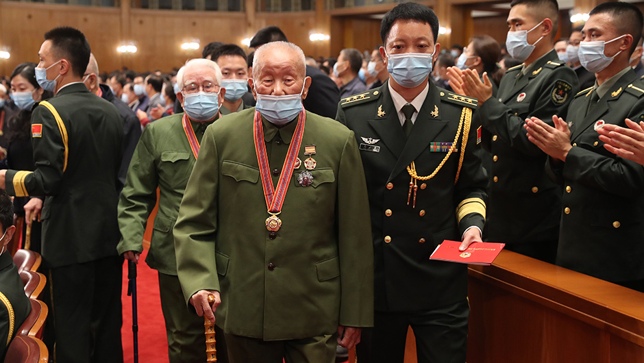 志愿軍老戰(zhàn)士、老同志入場(chǎng)