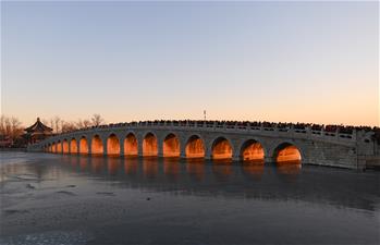 頤和園十七孔橋現(xiàn)&ldquo;金光穿洞&rdquo;美景