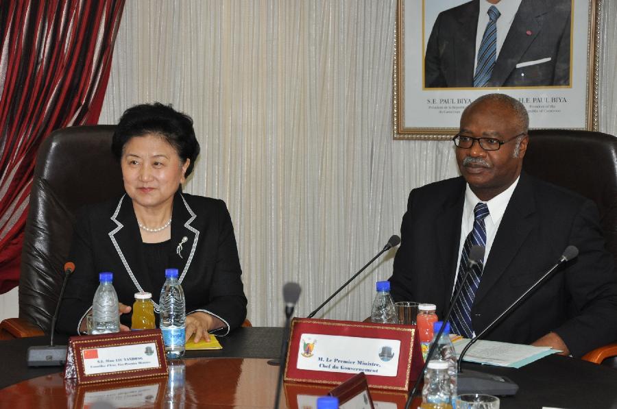 喀麥隆總統(tǒng)會(huì)見中國國務(wù)委員劉延?xùn)|