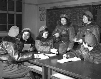 第一批女飛行員：毛澤東稱贊，細(xì)妹子不簡(jiǎn)單，飛得好高啊