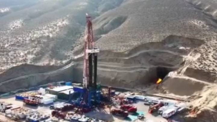 我國首套具有自主知識產權的智能鉆井系統(tǒng)“長龍?zhí)枴蓖队?></a></div> <div   id=