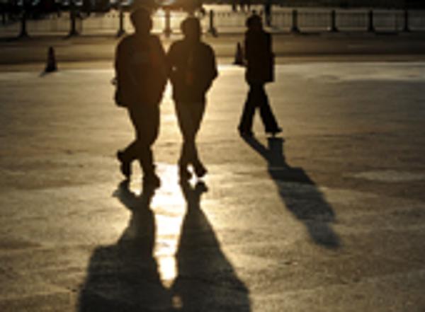 大會閉幕，廣場上來的最早的還是新聞記者