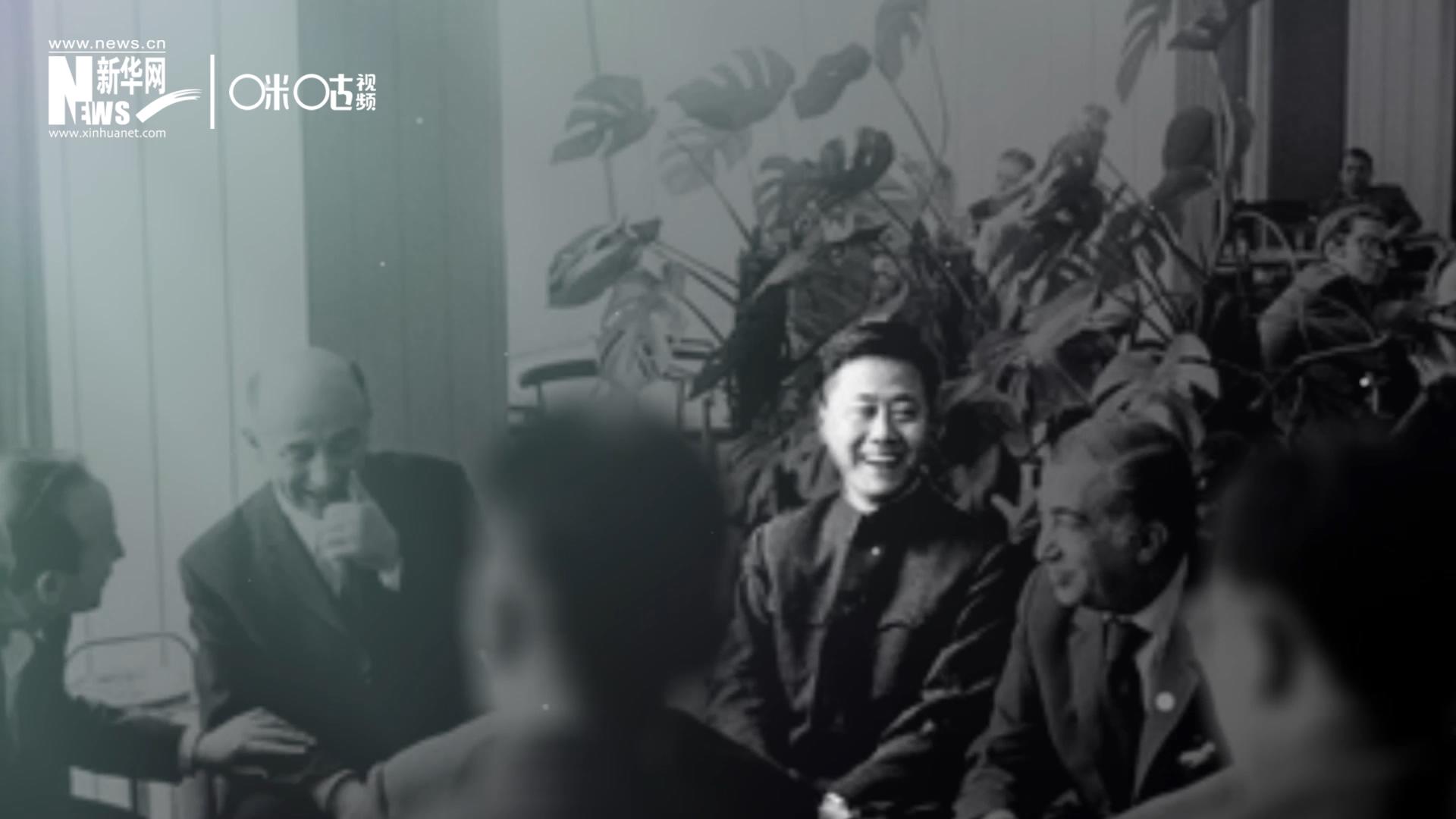 照片里的這個人是高梁，原新華社國際部記者。原本作為代表團(tuán)隨行記者的他接到通知，由他帶領(lǐng)一支先遣小組先行去紐約。