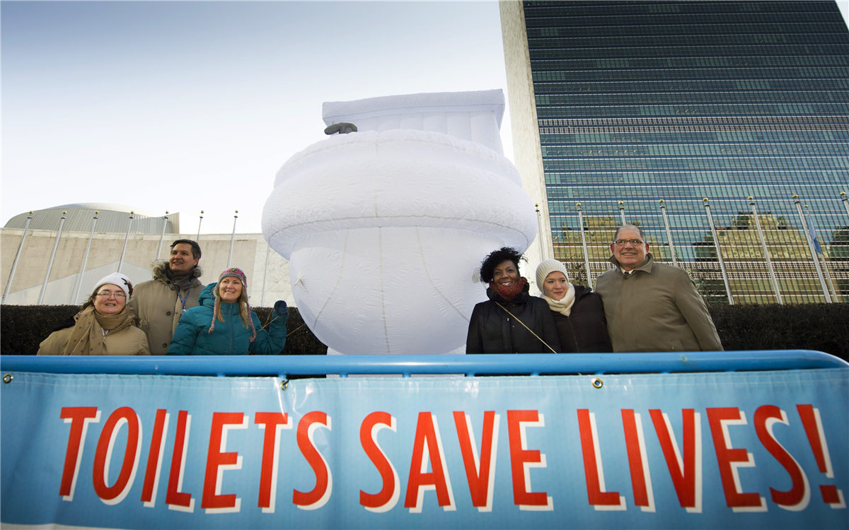 &ldquo;世界廁所日&rdquo;，聯(lián)合國總部大樓前的口號條幅
