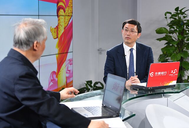 您再給我們梳理一下，黨章中有關(guān)&ldquo;基本路線&rdquo;的修改情況。