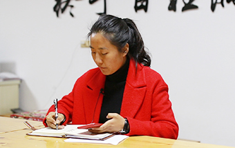 回鄉(xiāng)，立志改變家鄉(xiāng)落后面貌