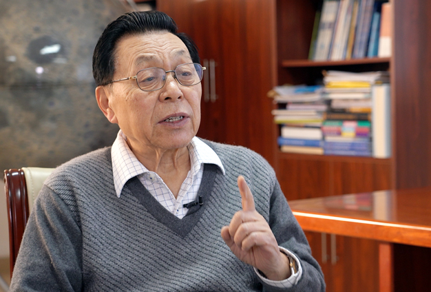 宇宙空間有來自各類天體發(fā)射的很多信息，背面是唯一的一個(gè)地方能接收到這部分信號(hào)