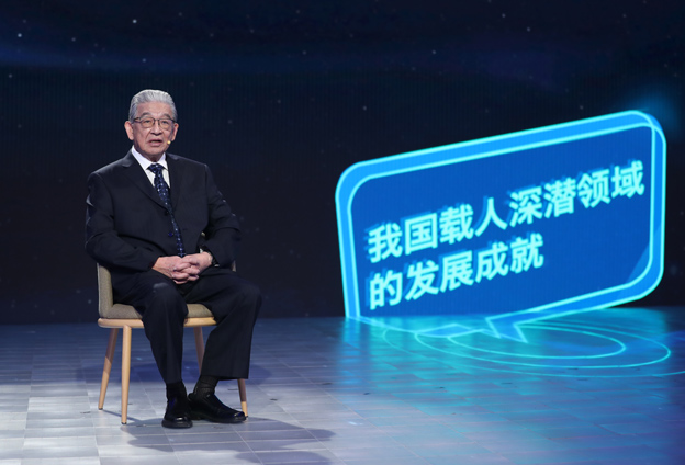 抱著要建造先進(jìn)的海軍裝備保家衛(wèi)國(guó)的心愿，考入了交通大學(xué)造船系