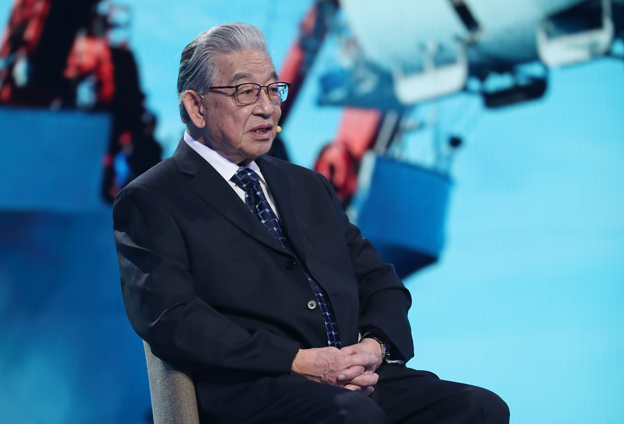 中華民族實(shí)現(xiàn)了可上九天攬?jiān)?，可下五洋捉鱉的宏偉夙愿