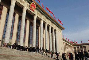 記者排隊(duì)進(jìn)入會場