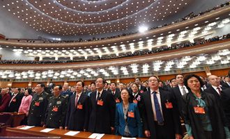 委員們高唱國(guó)歌