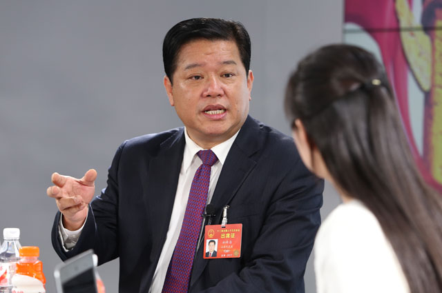 一絲不茍摘窮帽，全力以赴拔窮根