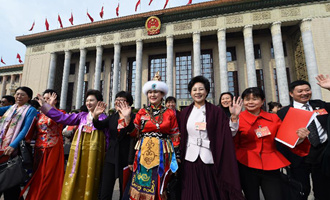 閉幕會后，代表走出人民大會堂