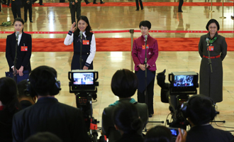 吳敏霞、杜玉濤、蒙曼、盧麗安代表接受采訪