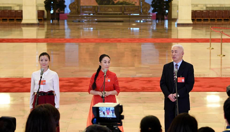 肖笑波、侯艷、徐俊接受采訪