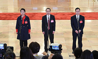 姜妍、康紅普、劉宗富代表接受采訪