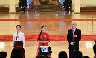 肖笑波、侯艷、徐俊代表接受采訪