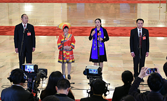 蔡松濤、杜麗群、楊小玲、賈立群代表接受采訪