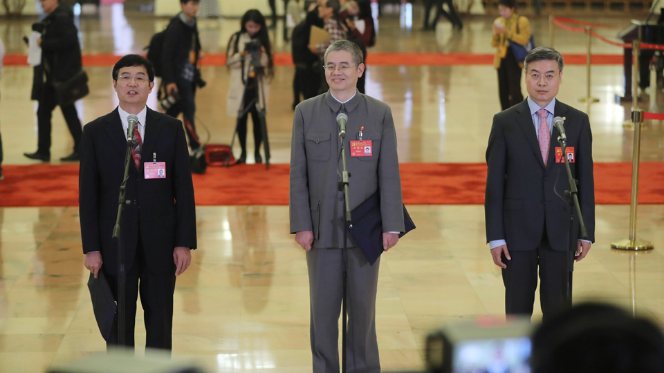 吳曉光、胡偉武、金東寒代表接受采訪