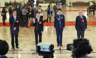 王辰、楊潔、劉文力、王旭東代表接受采訪