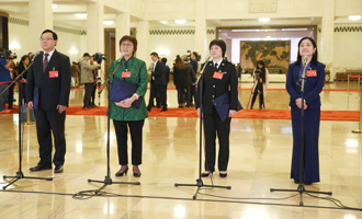 蔣成華、邵蕓、甘露、周宇代表接受采訪