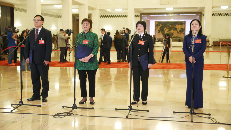 蔣成華、邵蕓、甘露、周宇代表接受采訪