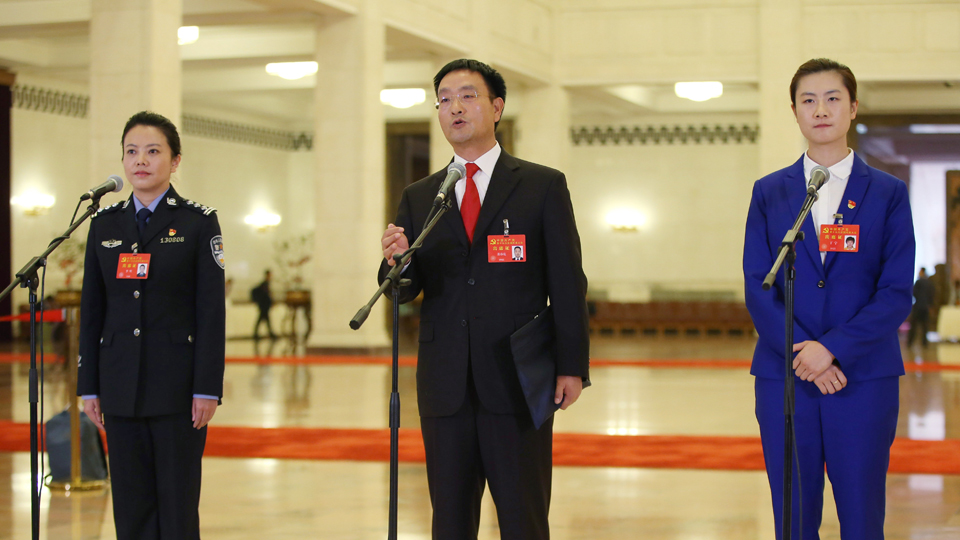 李貝、裴春亮、丁寧代表接受采訪